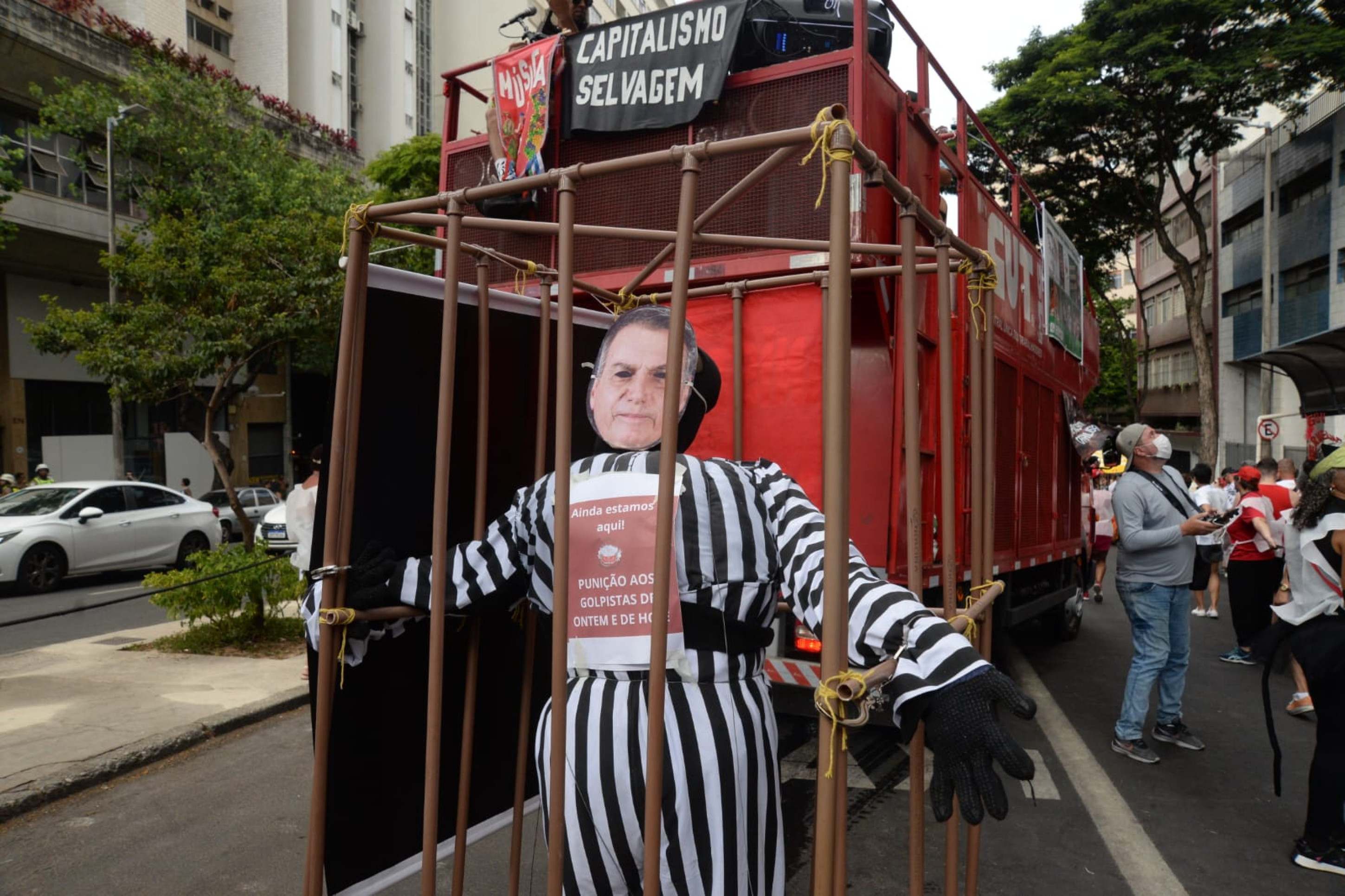 Bloco Sou Vermelho colore a Rua da Bahia sob o mote 