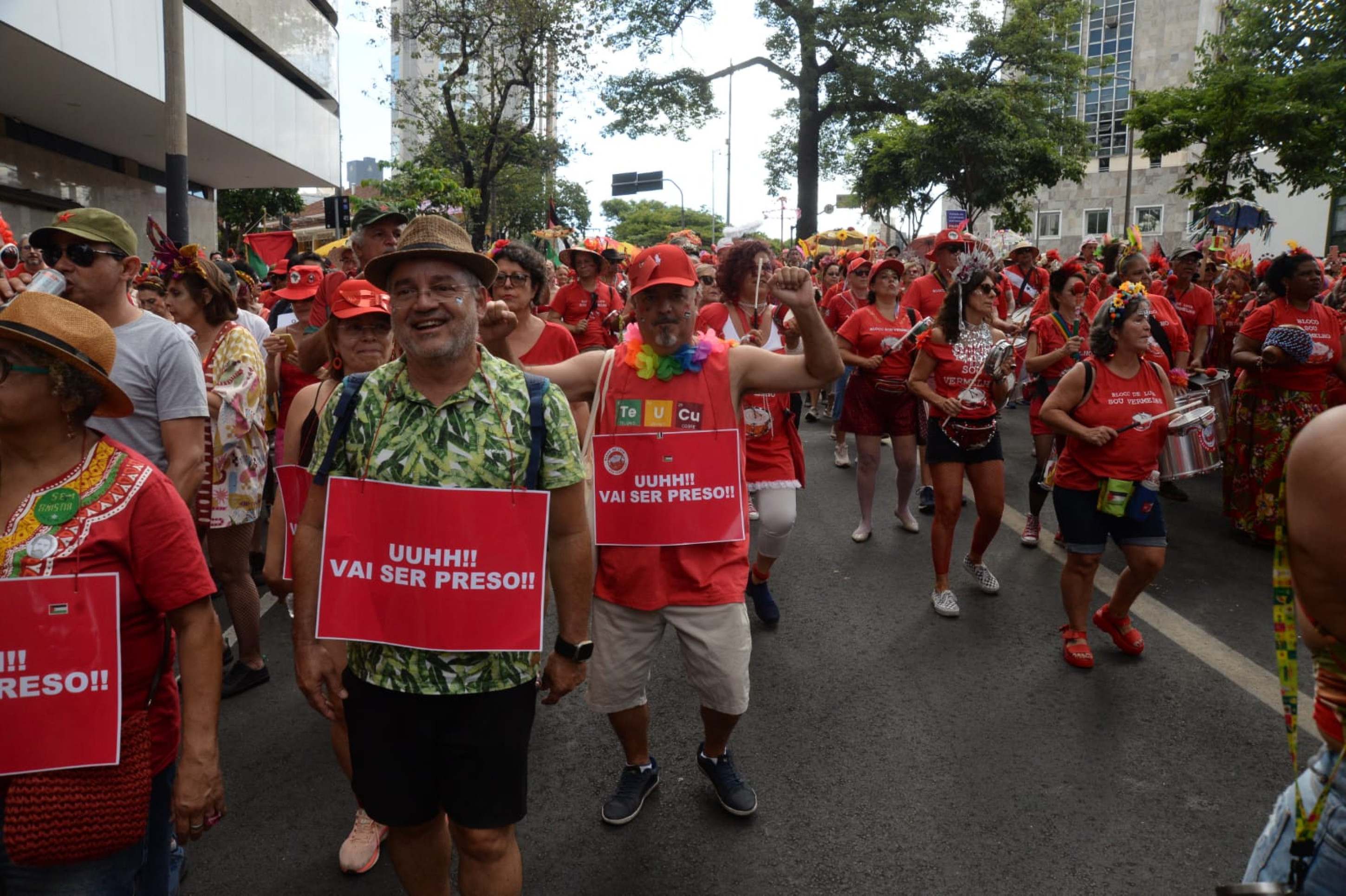 Bloco Sou Vermelho colore a Rua da Bahia sob o mote 