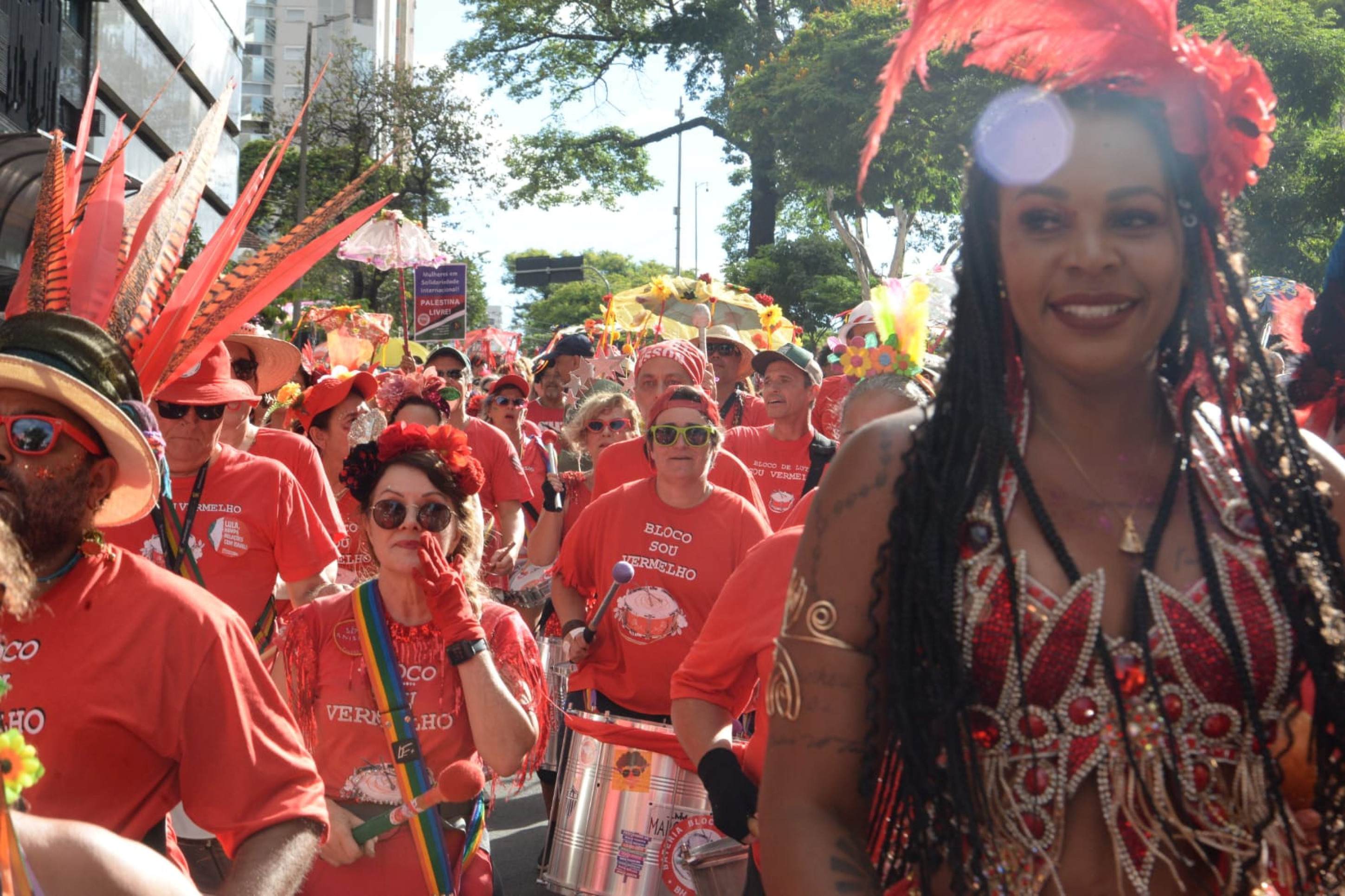 Bloco Sou Vermelho colore a Rua da Bahia sob o mote 