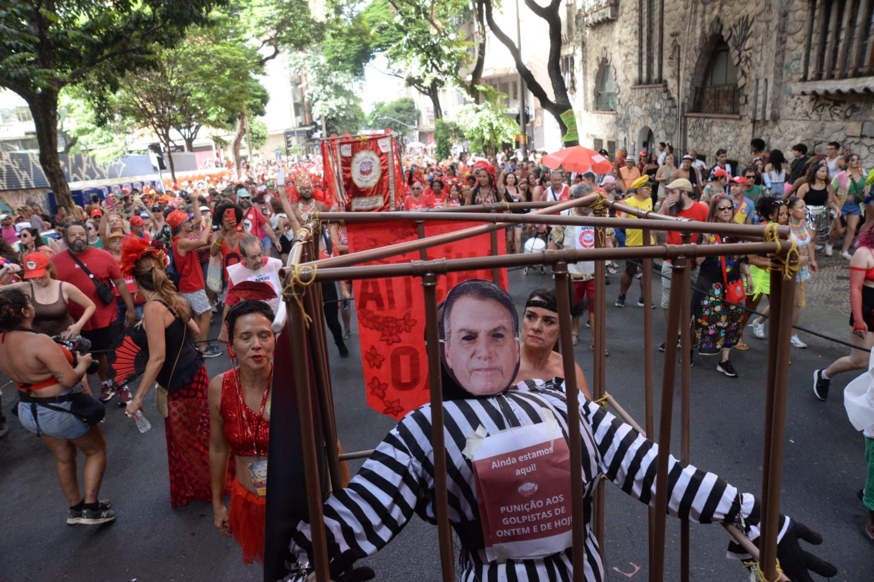 Bloco Sou Vermelho colore a Rua da Bahia sob o mote 