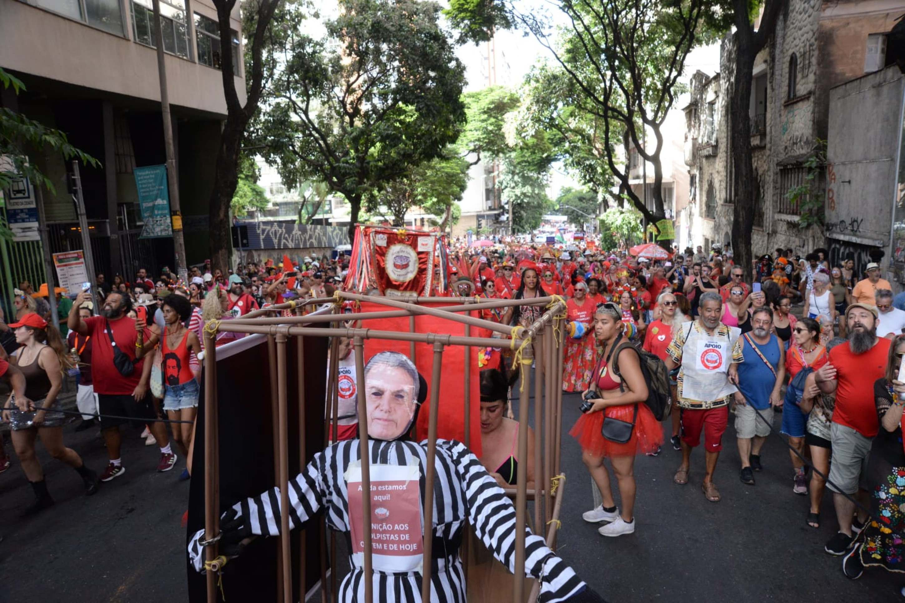 Bloco Sou Vermelho colore a Rua da Bahia sob o mote 