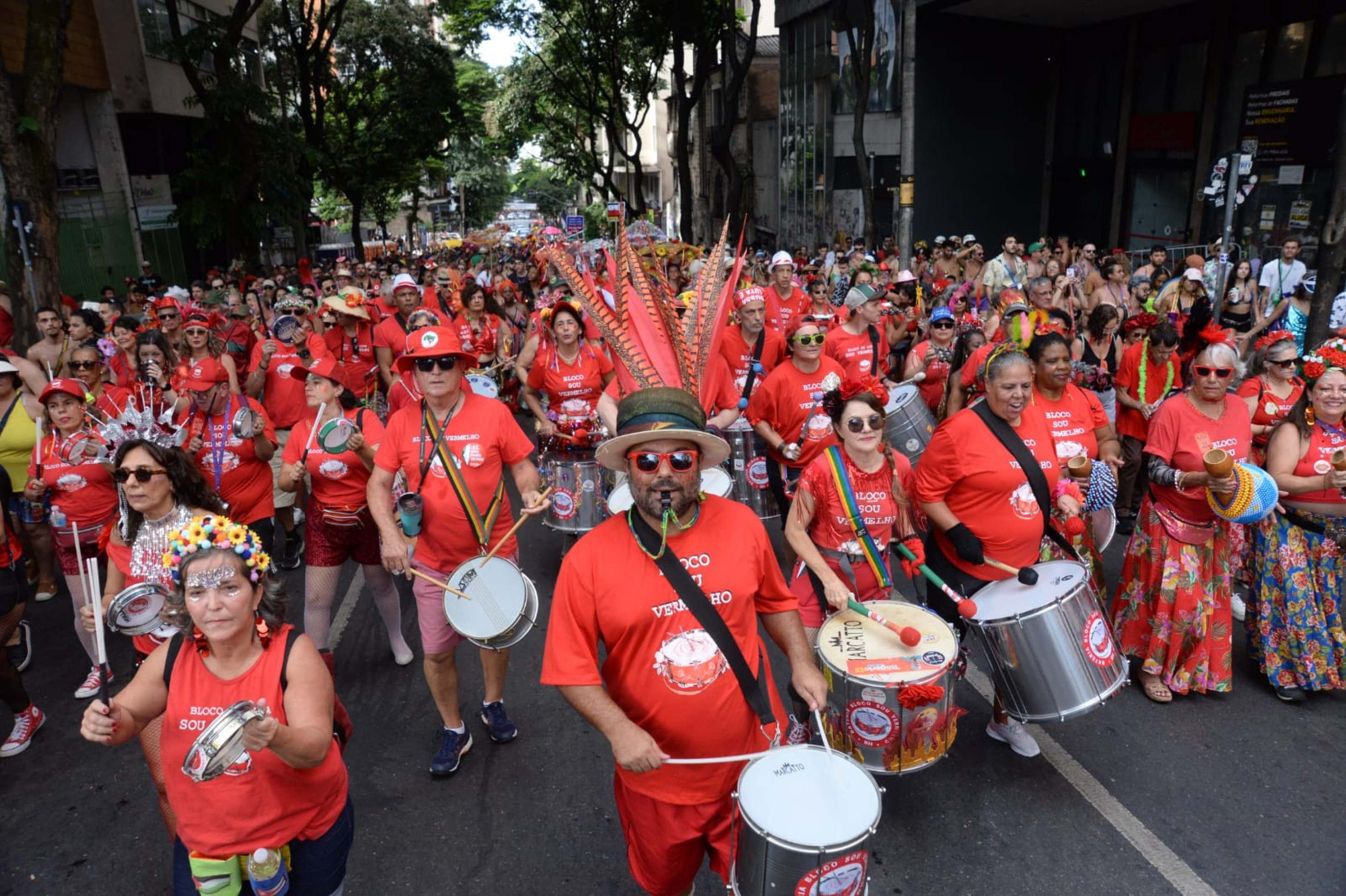 Bloco Sou Vermelho colore a Rua da Bahia sob o mote 