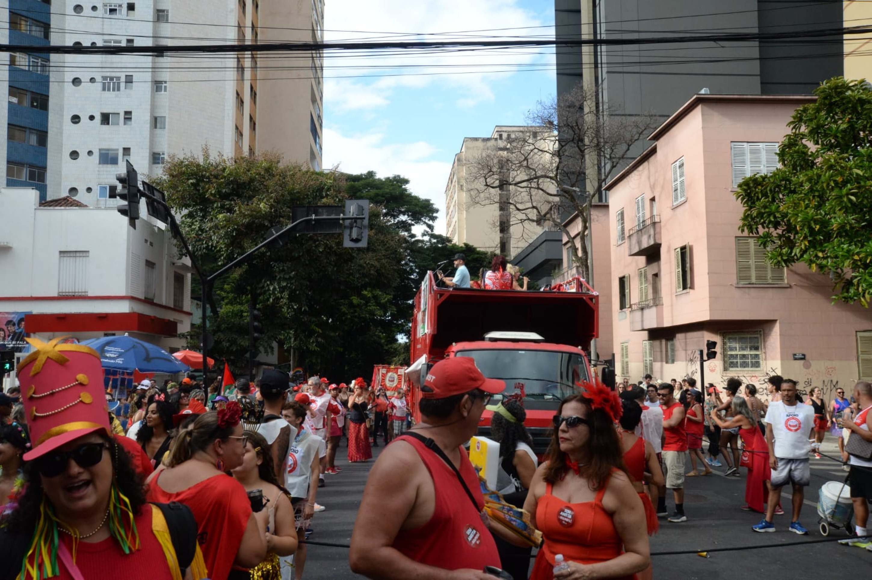 Bloco Sou Vermelho colore a Rua da Bahia sob o mote 
