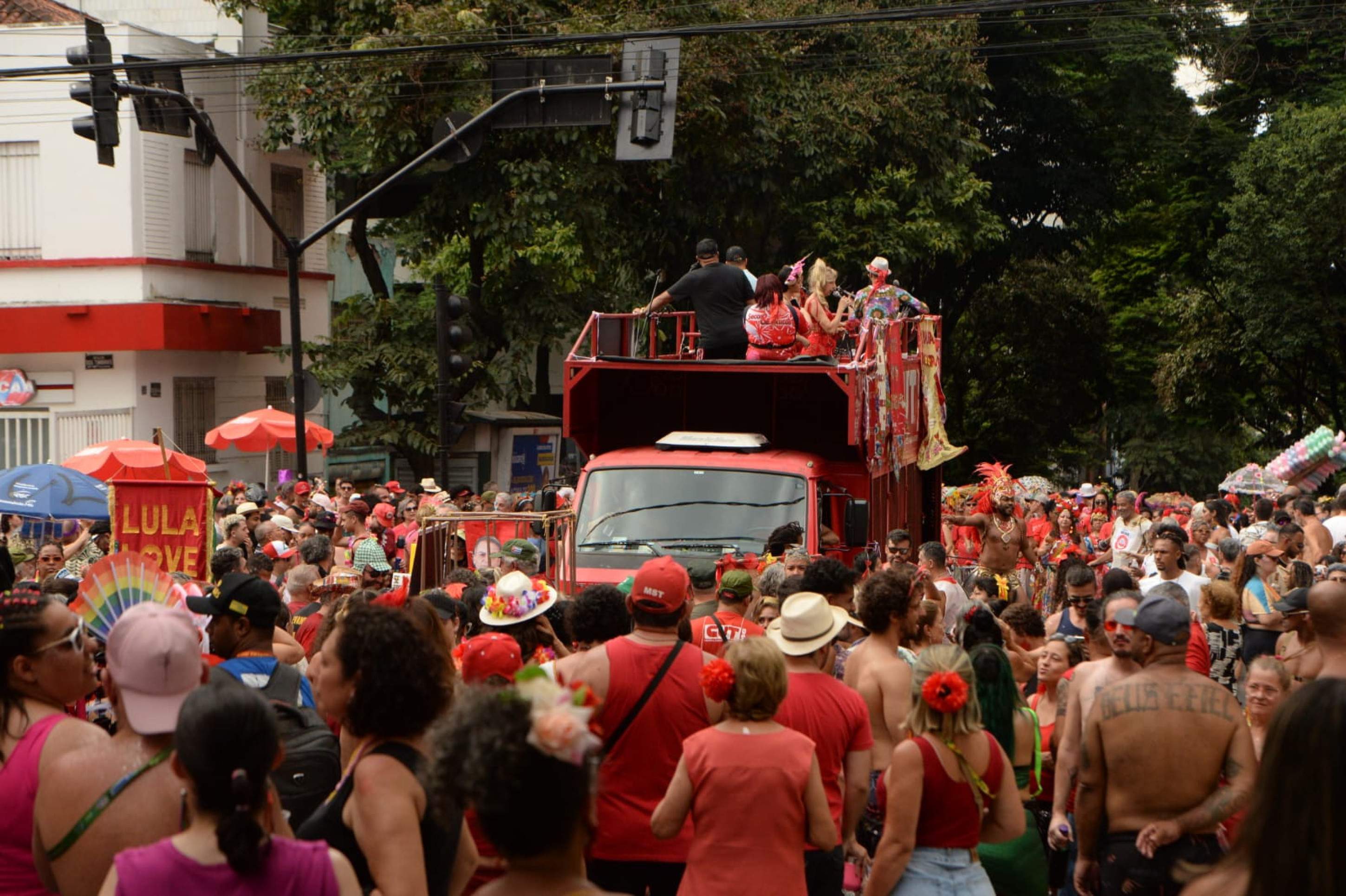 Bloco Sou Vermelho colore a Rua da Bahia sob o mote 