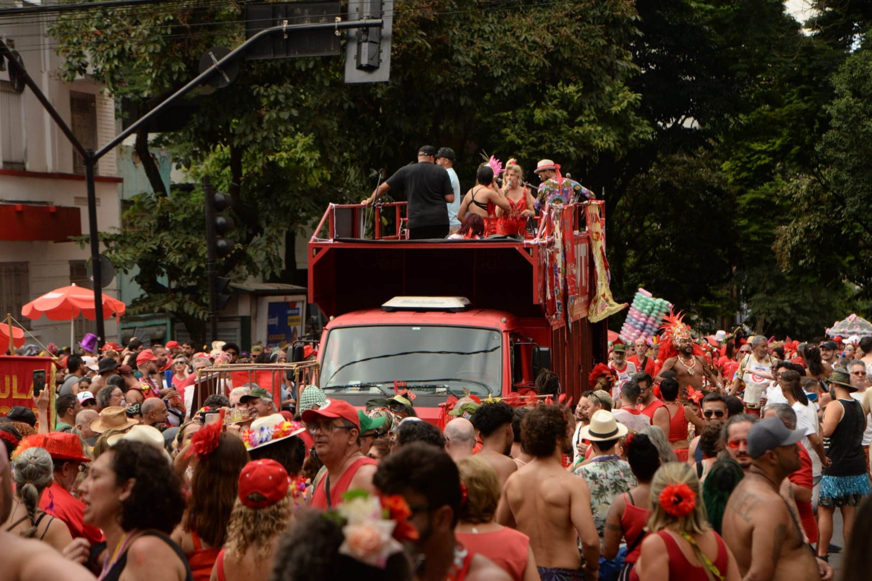 Bloco Sou Vermelho colore a Rua da Bahia sob o mote 