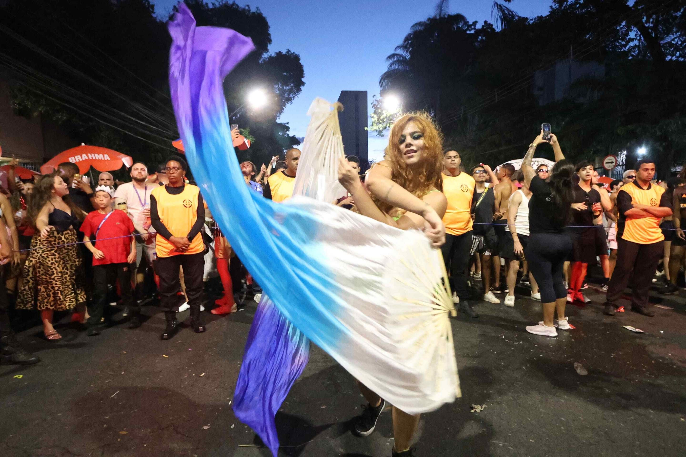 Bloco Arrastão Eletrônico, comandado pelo DJ e multiartista Felipe Reis, mistura estilos como house, techno, trans, com ritmos tropicais.-Marcos Vieira/EM/D.A Press