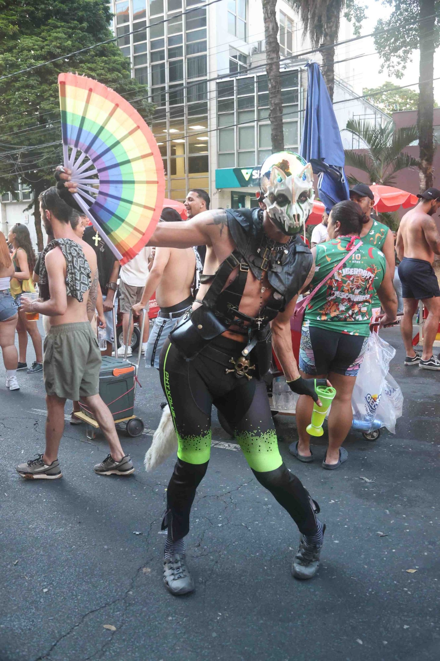 Bloco Arrastão Eletrônico, comandado pelo DJ e multiartista Felipe Reis, mistura estilos como house, techno, trans, com ritmos tropicais.-Marcos Vieira/EM/D.A Press