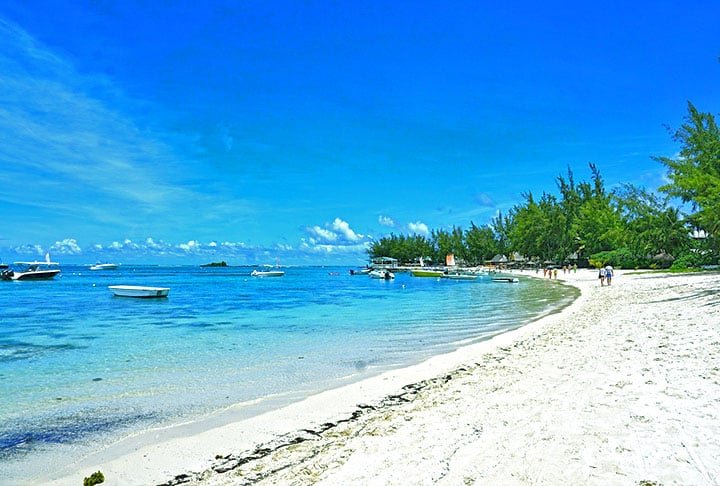 Ilhas Maurício: Com paisagens deslumbrantes, recifes de coral coloridos e uma rica biodiversidade marinha, é um destino ideal para os amantes do mergulho e snorkeling. A ilha oferece muitas atividades, desde caminhadas em trilhas exuberantes até relaxar em resorts de luxo.