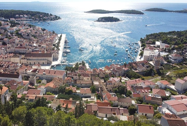 Hvar, Croácia: É uma ilha encantadora no Mar Adriático, conhecida por suas praias deslumbrantes, águas cristalinas e clima ensolarado. A ilha ainda é cercada por vinhedos e olivais, proporcionando experiências gastronômicas únicas com produtos locais frescos.