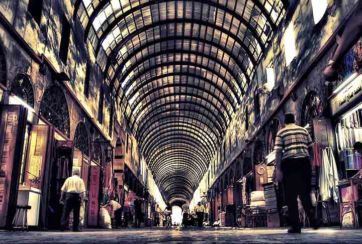 A economia de Damasco baseia-se em produtos alimentícios, vestuário e material impresso. A cidade possui uma tradição artesanal importante, produzindo têxteis, sedas, artigos de couro, filigrana de ouro, objetos em prata e artigos em cobre e latão.