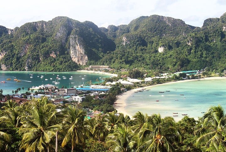 Koh Phi Phi, Tailândia: Com suas praias de areia branca, águas cristalinas e penhascos de calcários imponentes, Koh Phi Phi é um destino de sonho para os amantes de praias paradisíacas. Os incríveis penhascos de Maya Bay, famosos pelo filme 