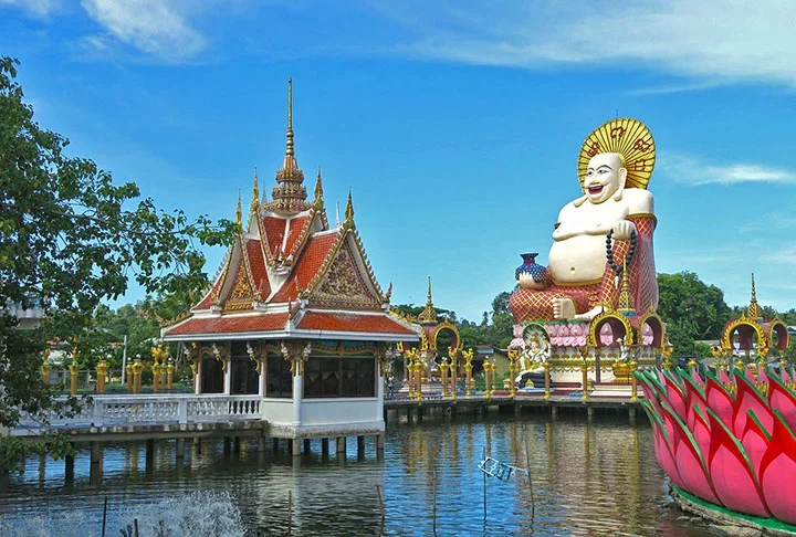 Koh Samui, Tailândia: Além de relaxar nas praias paradisíacas, os visitantes podem explorar templos budistas impressionantes, como o Wat Plai Laem. A ilha também oferece opções de entretenimento noturno, como bares e clubes à beira-mar.