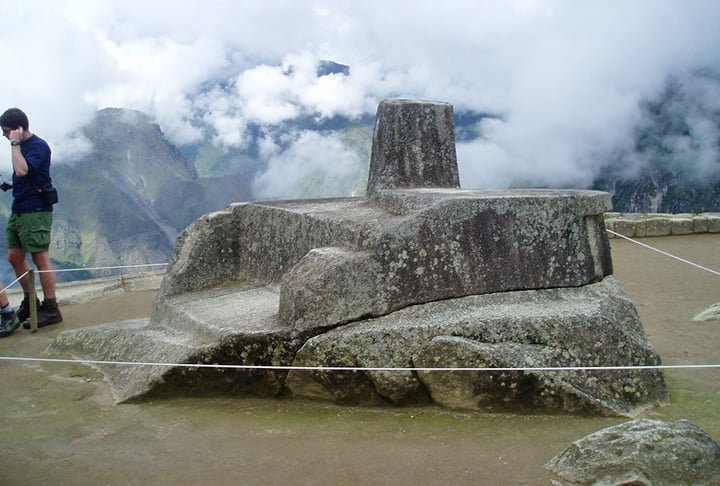 Um dos elementos mais emblemáticos da cidade sagrada é o relógio de sol (Intihuatana, na foto). Feito de pedra, ele está localizado no ponto mais alto da cidade.