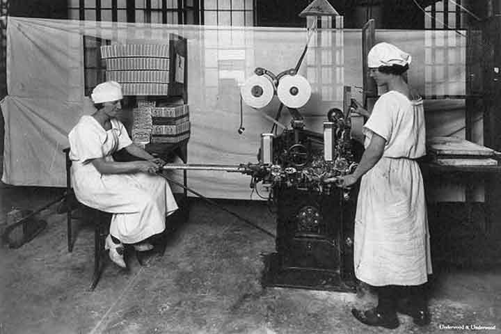 Após vender uma versão em formato de bolas cinzentas sem sabor, Adams criou uma goma com adição de açúcar, o que aumentou a aceitação do produto.
