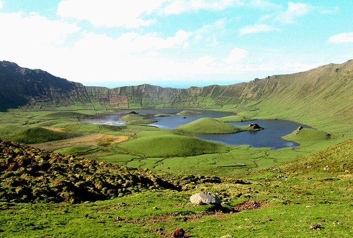 Ilha dos Açores, Portugal: A ilha conta com paisagens deslumbrantes, vulcões adormecidos, lagos azuis e cascatas impressionantes. Em todas as ilhas é possível nadar em piscinas naturais aquecidas pela terra vulcânica.