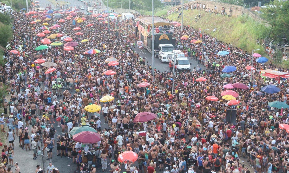 Bloco ‘Pisa na Fulô’ lota ruas do Bairro União, Região Nordeste de Belo Horizonte, na tarde desta terça (4/3) -  (crédito: Marcos Vieira/EM/D.A Press)