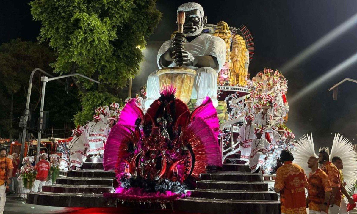 Carro alegórico do Salgueiro percorre a Marquês de Sapucaí, no Rio de Janeiro