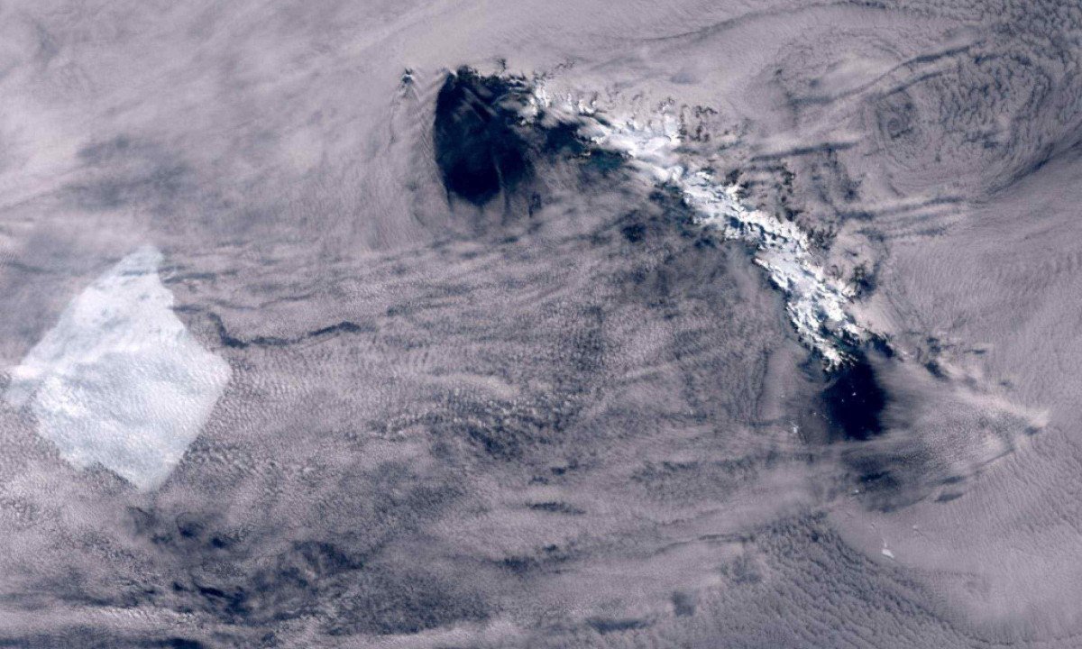Imagem de satélite divulgada pelo Copernicus Sentinel Data 2025 mostra o iceberg A23A se aproximando da Ilha Geórgia do Sul, no Mar de Weddell, na Antártica
       -  (crédito: Handout / COPERNICUS SENTINEL DATA 2025 / AFP)