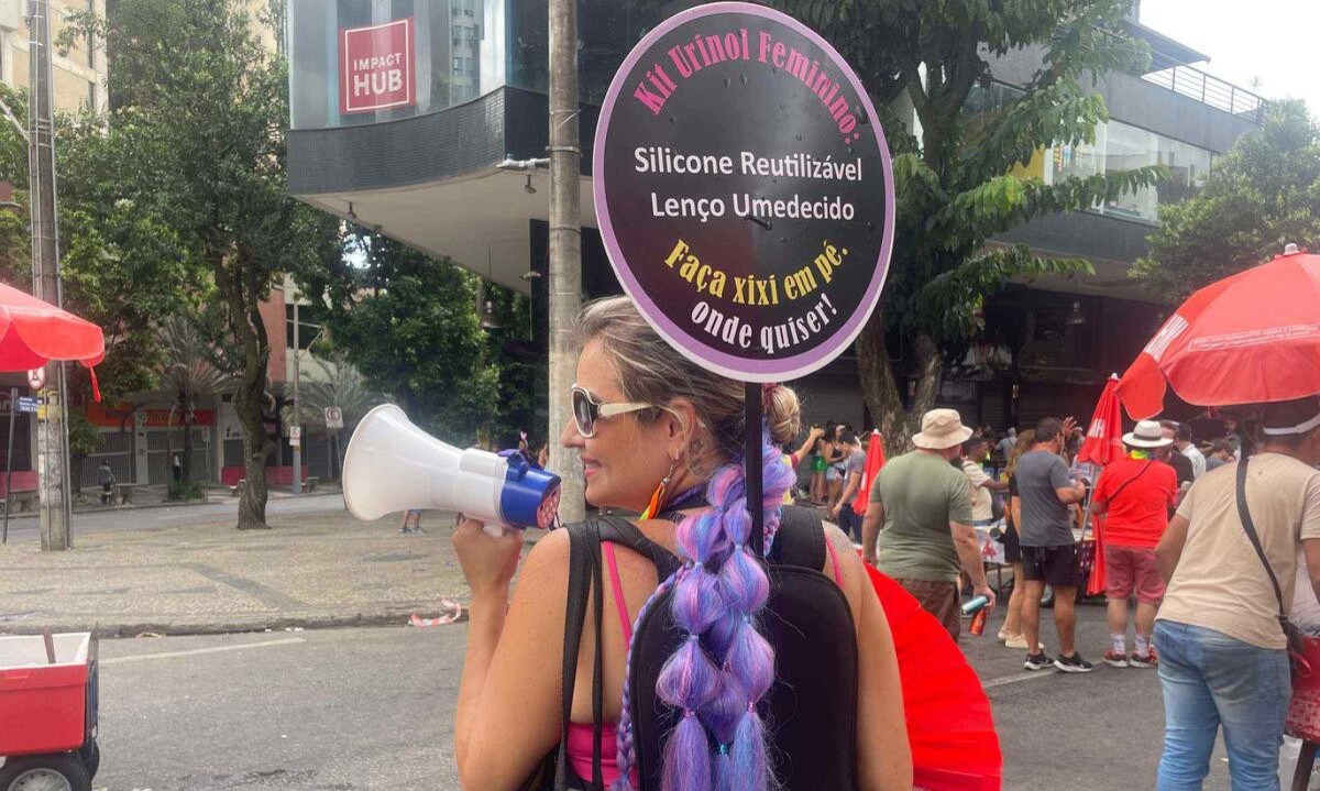 A ambulante Silvia Tolentino anuncia o produto com um megafone, na qual grita o produto para fazer 'xixi em pé' A ambulante Silvia Tolentino anuncia o produto com um megafone, na qual grita o produto para fazer 'xixi em pé'