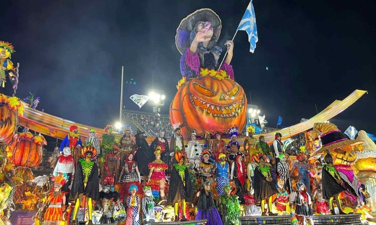 Muitos destaques em um dos carros alegóricos da Vila Isabel, no Rio de Janeiro