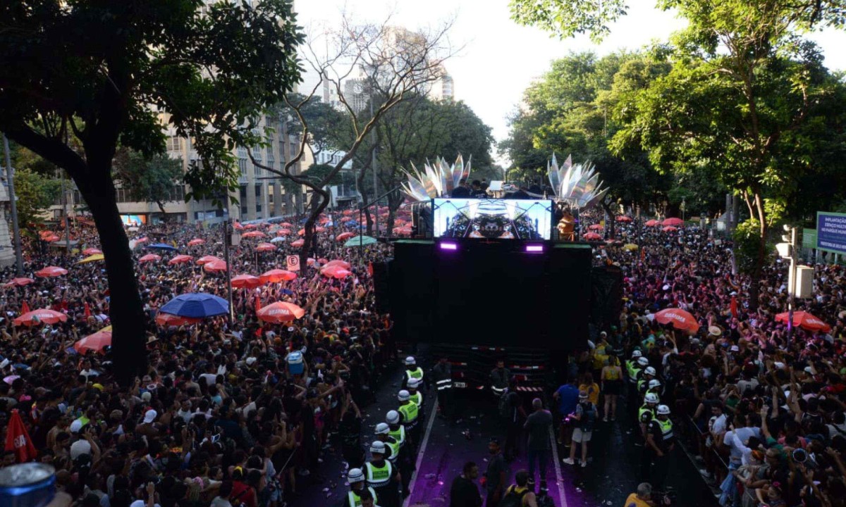 Com o tema "Liberte o Seu Melhor", o trio do Pipoquinha do Alok desfilou pela Avenida Afonso Pena arrastando uma multidão e transformando a via em uma pista de dança -  (crédito: Túlio Santos/EM/D.A Press)