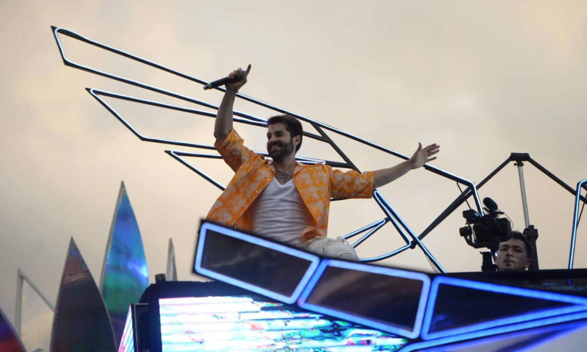 DJ Alok estreia o bloco Pipoquinha do Alok que arrastou uma multidão pelo Centro de Belo Horizonte -  (crédito: Túlio Santos/EM/D.A Press)