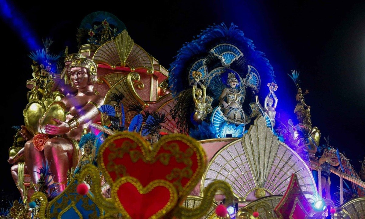 A Rosas de Ouro foi campeã do Grupo Especial do carnaval paulistano depois de 15 anos -  (crédito: Miguel SCHINCARIOL / AFP)
