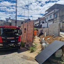 Até o momento não há informações se houve um deslizamento ou se a vítima caiu no buraco
 -  (crédito: CBMMG / Divulgação)