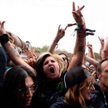 Fãs da banda norte-americana de punk rock curtem o show no festival Rock en Seine, nos arredores de Paris, em agosto de 2024