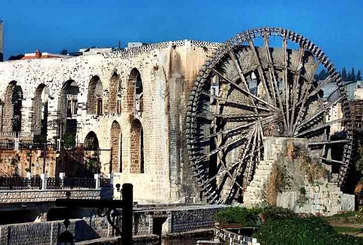 A cidade foi dominada por diversas civilizações, incluindo arameus, assírios, romanos e islâmicos, que moldaram sua rica história.  