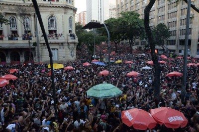 Trio do Pipoquinha, do DJ Alok, que desfilou pela Avenida Afonso Pena em 2025, iniciou a incurs&atilde;o de artistas nacionais na programa&ccedil;&atilde;o do Carnaval de Belo Horizonte -  (crédito: T&uacute;lio Santos/EM/D.A Press)