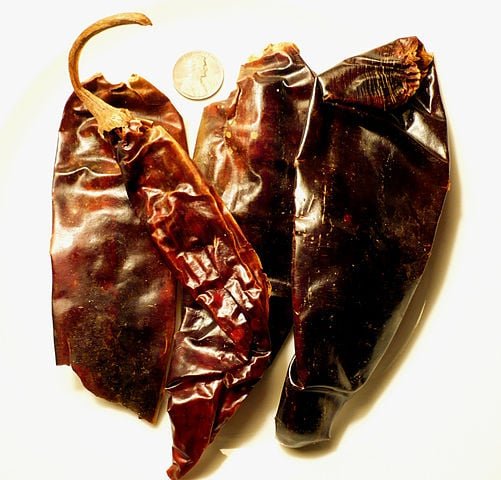 Guajillo - Seca, de cor avermelhada e sabor ligeiramente doce, com picância suave. Base de molhos como o adobo e do clássico mole poblano.


