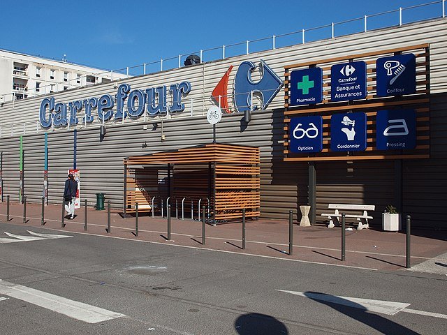 O Carrefour foi fundado em 1959, na França, por Marcel Fournier, Denis Defforey e Jacques Defforey. Em 1963, abriu o primeiro hipermercado em Sainte-Geneviève-des-Bois, introduzindo o conceito de loja de grande superfície. A rede cresceu rapidamente e hoje é uma das maiores varejistas do mundo.