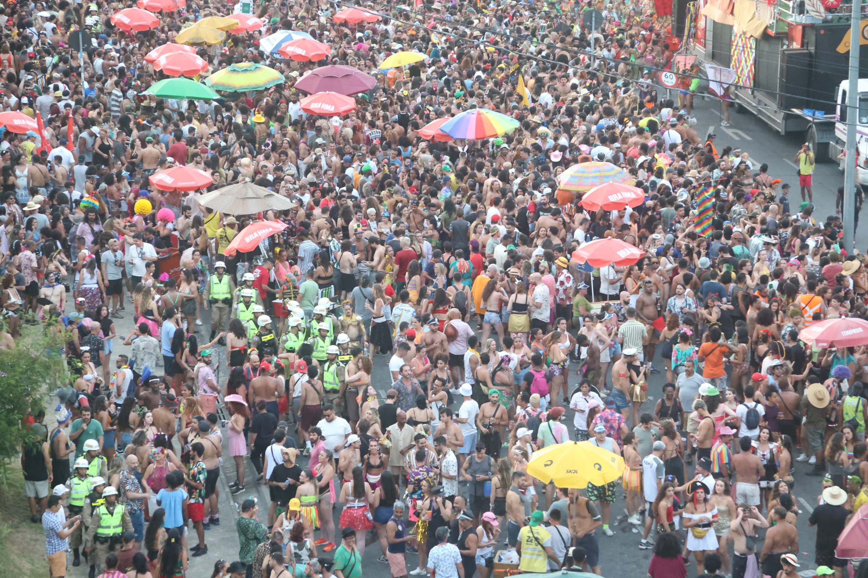 Bloco ‘Pisa na Fulô’ lota ruas do Bairro União, Região Nordeste de Belo Horizonte, na tarde desta terça (4/3)-Marcos Vieira/EM/D.A Press