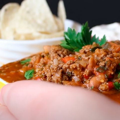 Chili com carne  - Uma maneira de fazer o chili com carne é com feijão vermelho, água, caldo de carne, carne moída, extrato de tomate, cominho em pó e pimentas dedo-de-moça picadas. 