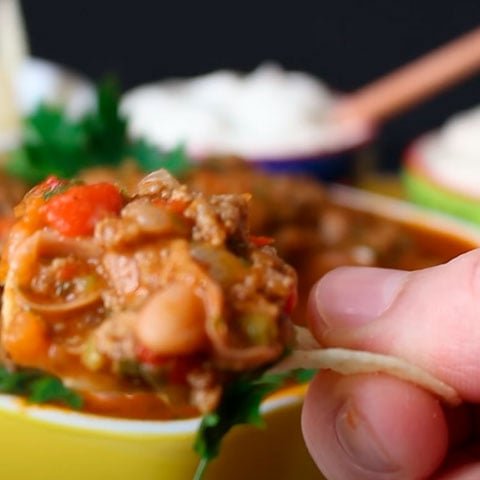 A culinária mexicana é famosa por sua grande variedade de pimentas, que podem ser usadas frescas, secas ou transformadas em molhos. Aqui estão as seis principais pimentas mexicanas e suas características:
