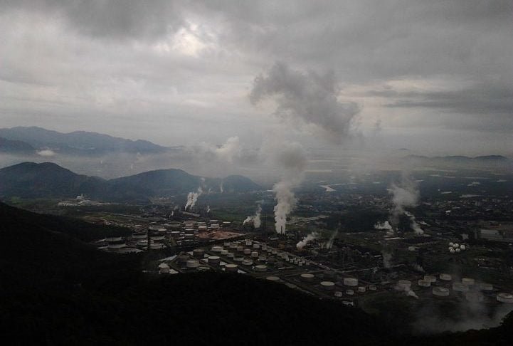 Esse crescimento, por outro lado, trouxe consigo um desafio ambiental: a poluição. Na década de 1980, Cubatão era considerada pela ONU como a cidade mais poluída do mundo e chegou a ser chamada de 