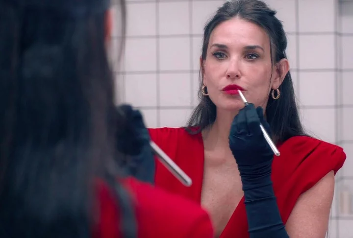 No filme, Demi Moore interpreta uma mulher que comanda um programa fitness na TV e, após ser demitida, procura um laboratório para ter o o a uma misteriosa substância que promete rejuvenescimento.

