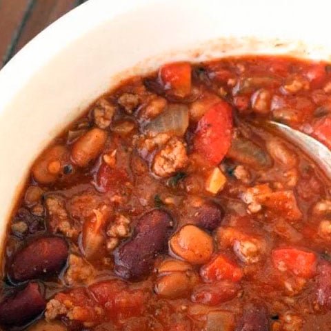 Feijão mexicano - São necessários feijão, pimenta calabresa, caldo de bacon, bacon em cubos, linguiça calabresa em cubos, carne moída, alho e azeitonas verdes. 