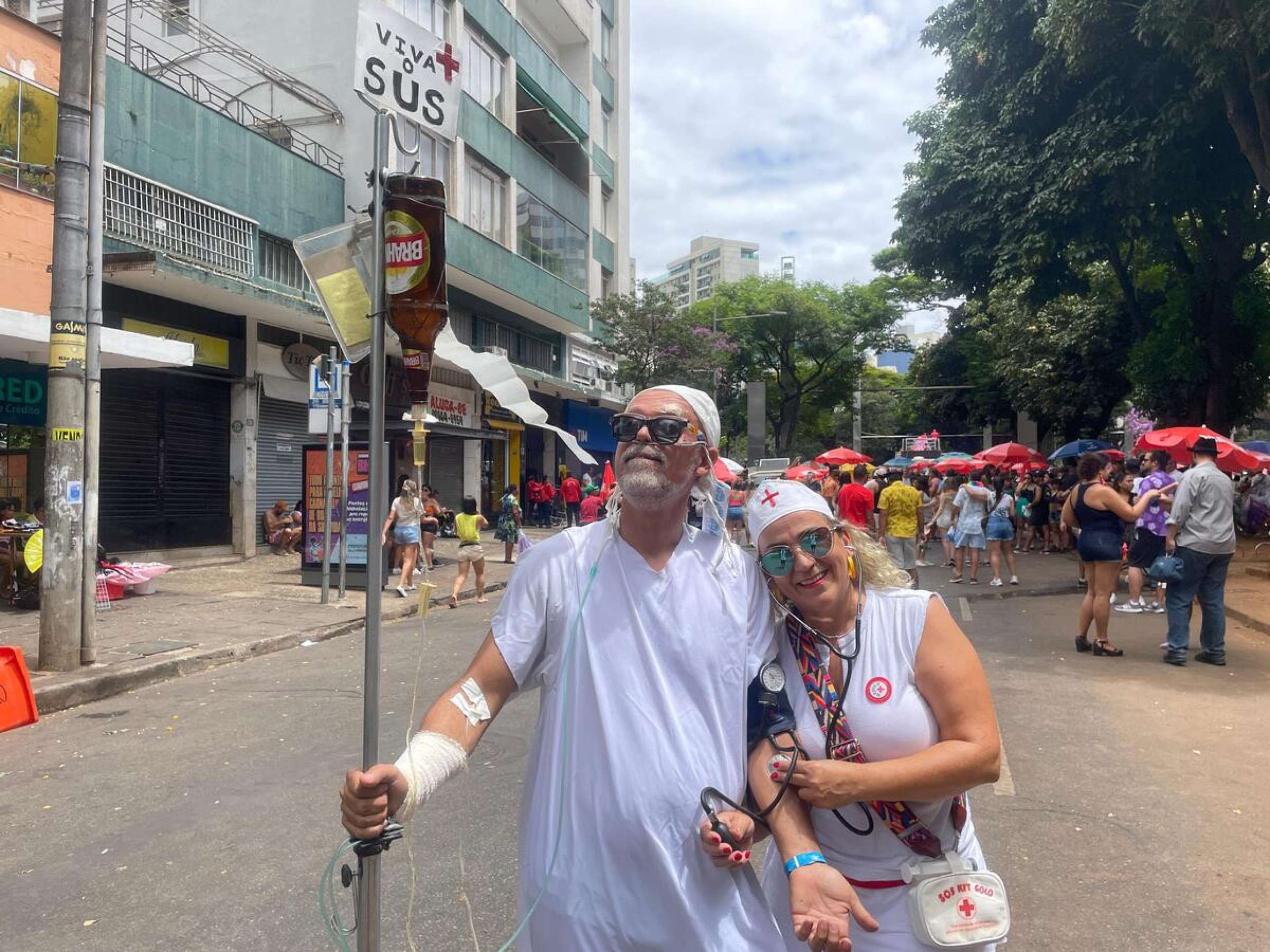 Fernando Alexandre de Lima, de 54 anos, foi para a folia fantasiado de paciente de hospital. Ao seu lado, a sua 'enfermeira' é a bancária Cleuza de Souza Faria, de 55.-Denys Lacerda/EM/D.A Press