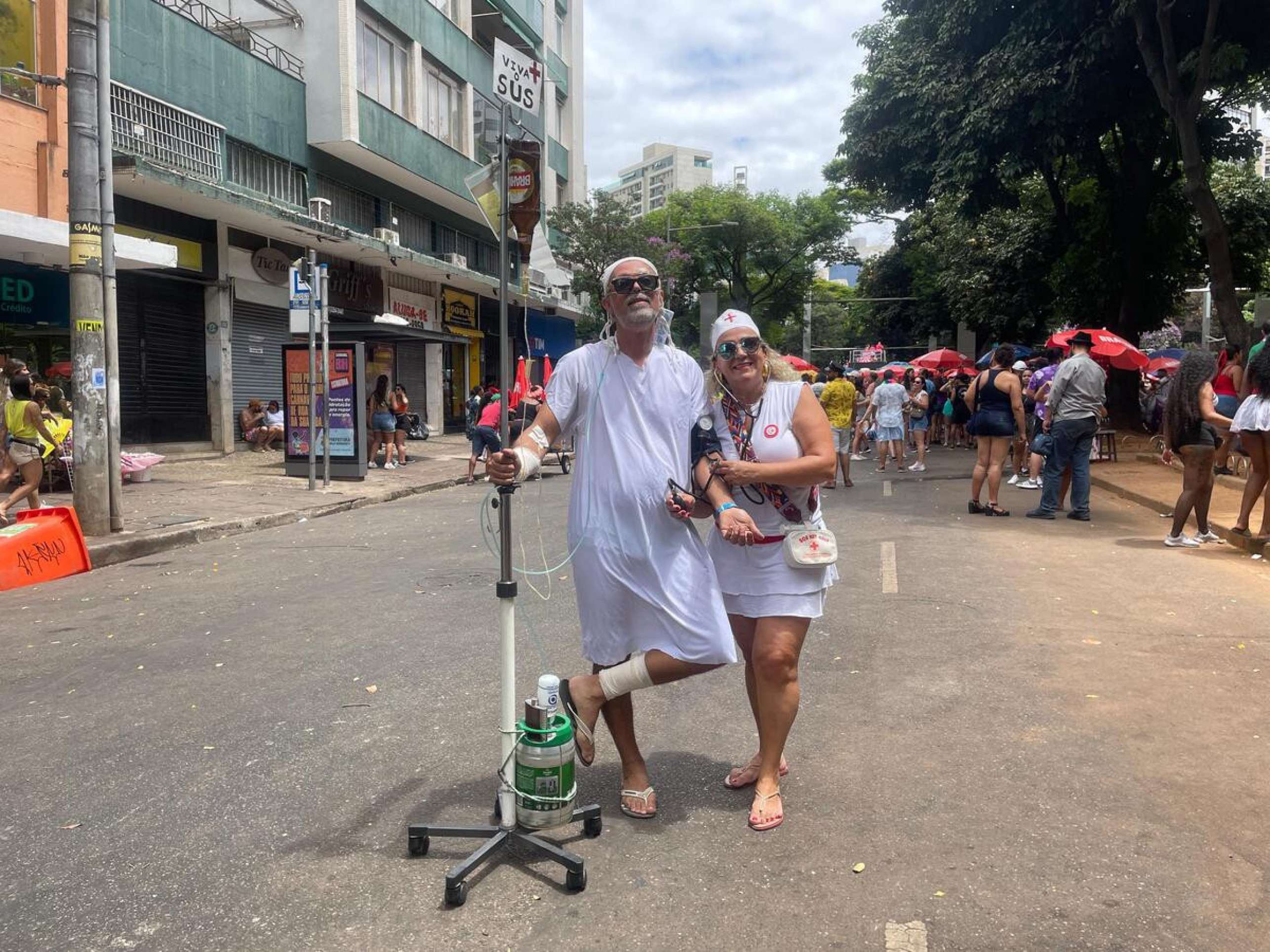 Fernando Alexandre de Lima, de 54 anos, foi para a folia fantasiado de paciente de hospital. Ao seu lado, a sua 'enfermeira' é a bancária Cleuza de Souza Faria, de 55.-Denys Lacerda/EM/D.A Press