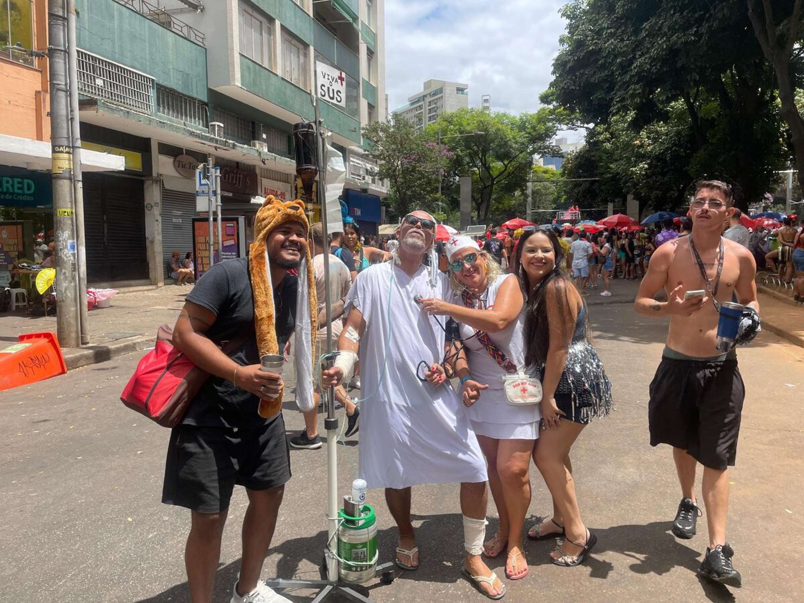 Foliões param o guia de turismo Fernando Alexandre de Lima para tirar uma foto da fantasia-Denys Lacerda/EM/D.A Press