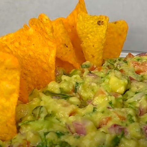Guacamole - Leva abacate, cebola pequena, tomate grande, pimenta malagueta, suco de limão, azeite extra virgem, sal, alho e coentro. 