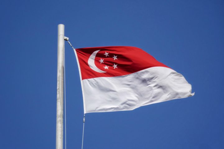 Uma curiosidade sobre a goma de mascar: por muitos anos foi proibido mascar chiclete em Singapura, na Ãsia, com puniÃ§Ãµes pesadas a quem fosse flagrado desrespeitando a legislaÃ§Ã£o. Recentemente, as regras foram abrandadas, mas a comercializaÃ§Ã£o segue vetada - exceto em farmÃ¡cias mediante prescriÃ§Ã£o mÃ©dica. 

