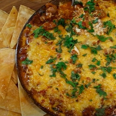 Nachos com chilli - Entre os principais ingredientes desse prato estão linguiça calabresa picada, bacon picado, carne moída e biscoitos tipo doritos. Pimentão, pimenta jalapeño, feijão, queijo ralado e cebola são outros. 