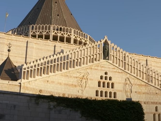 As referÃªncias nos evangelhos sobre NazarÃ© como o lugar onde Jesus foi criado sÃ£o claras e consistentes, sugerindo que NazarÃ© era, de fato, a cidade onde ele passou a maior parte de sua vida.