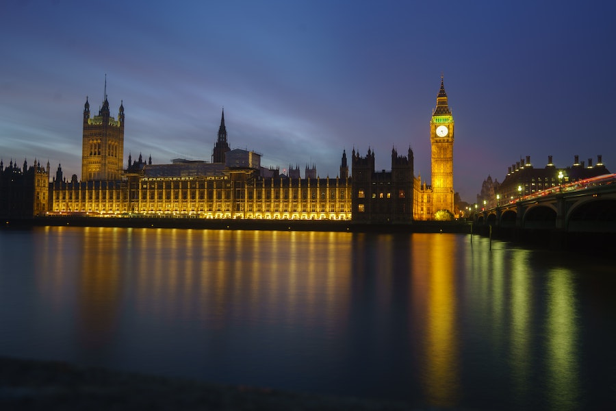Londres, a capital do Reino Unido, é uma metrópole vibrante e histórica, conhecida por seus marcos icônicos como o Big Ben, a Torre de Londres e o Palácio de Buckingham. Fundada pelos romanos há quase dois milênios, a cidade é um centro global de cultura, finanças e política. Confira  pontos turísticos.: 