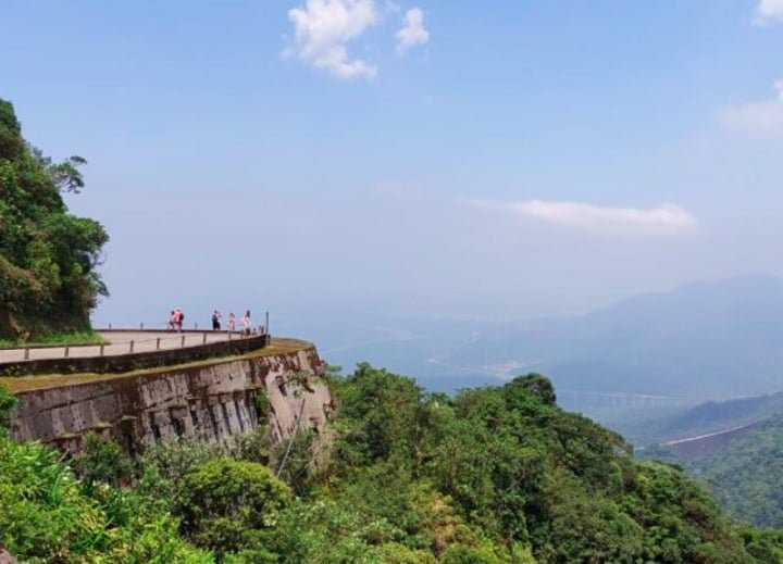 O Parque Caminhos do Mar conta com uma trilha de 8 km e um mirante com vista para as belas paisagens da Mata Atlântica.