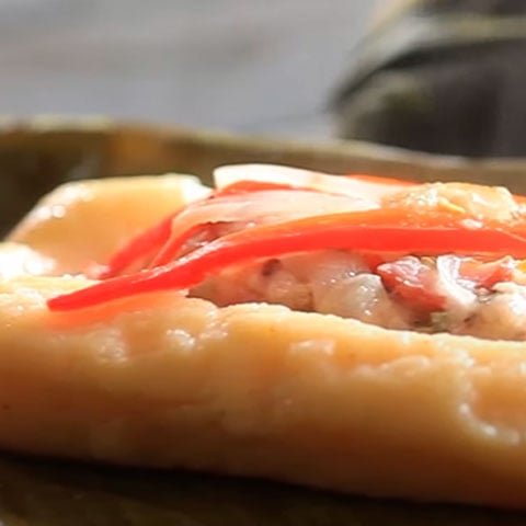 Torta de temales - Leva carne moída, cebola, alho picados, tomate, milho verde, leite, azeitonas verdes picadas, ovos, fubá e queijo ralado. 