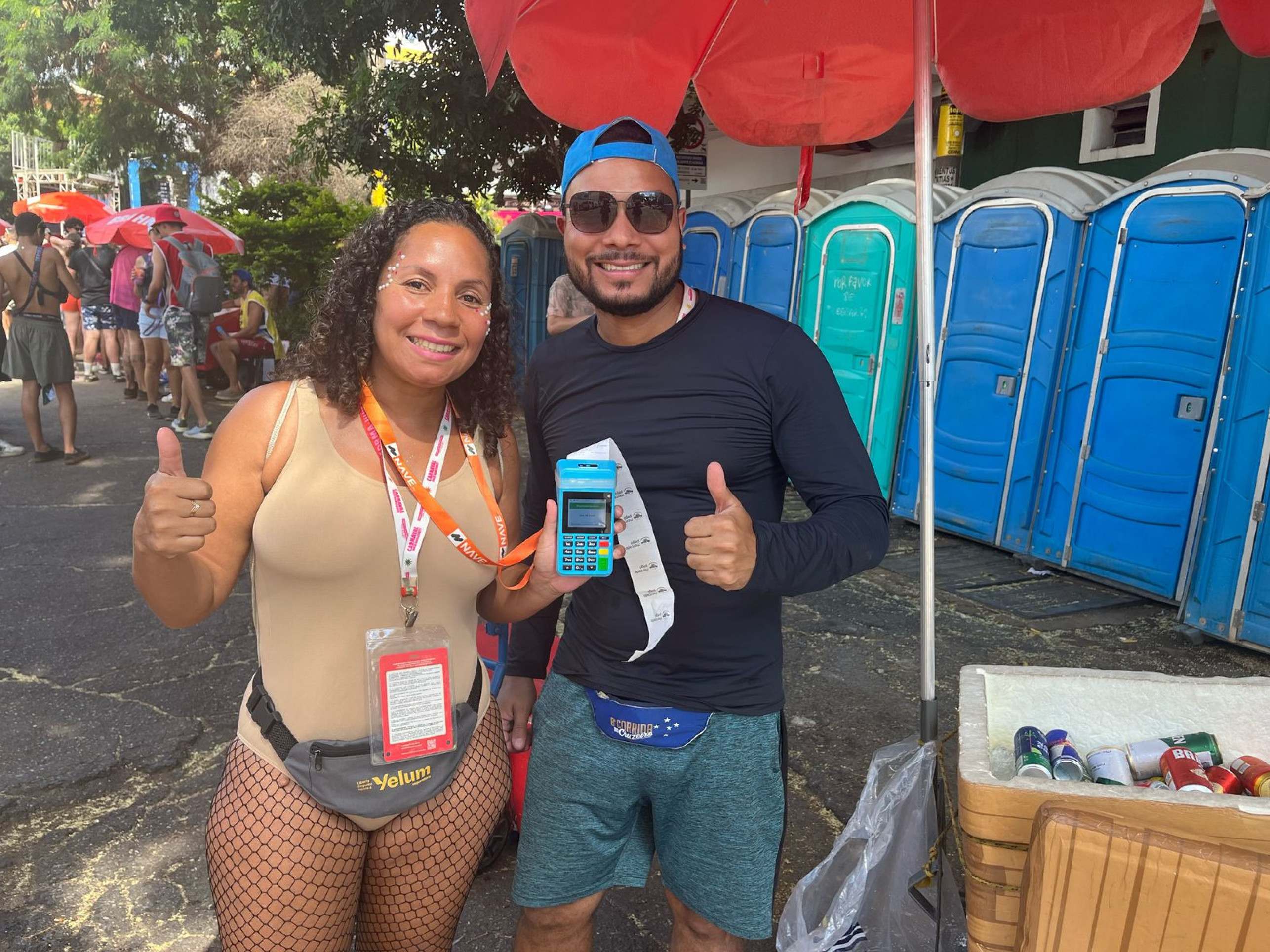 Para os irmãos Fabíola Cruz e Flávio Henrique, que trabalham no Carnaval de BH, a terc?a-feira e? o u?ltimo ga?s para acabar as latinhas do cooler